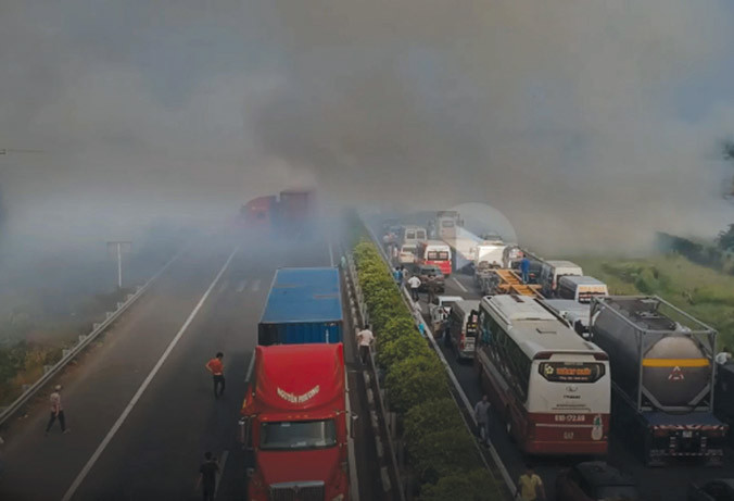 Khói bụi mù mịt do đốt đồng gây tai nạn liên hoàn trên cao tốc TPHCM- Long Thành- Dầu Giây chiều 3/4.