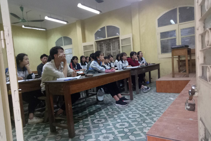 Bên trong lớp học bổ trợ được lò luyện thi mở bổ sung. Ảnh: Đinh Tuấn.