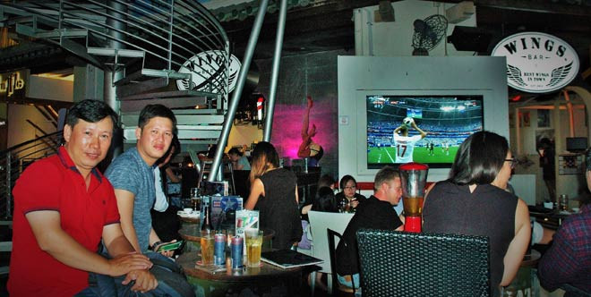 Tác giả (trái) tại bến Clarke. Ảnh: Trần Nguyễn Anh.