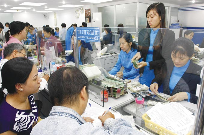 Gửi tiền tại ngân hàng cần thực hiện đúng quy trình. Trong ảnh, giao dịch tại Eximbank (ảnh minh hoạ). Ảnh: Như Ý.