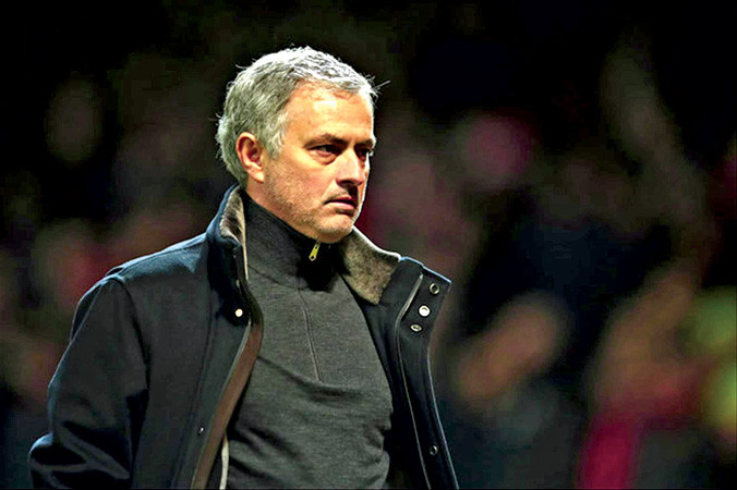 CĐV đòi sa thải HLV Mourinho.