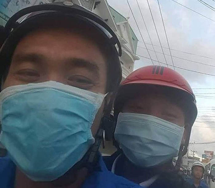 Anh Lâm Thế Phong chở thí sinh đến điểm thi. Ảnh: Nguyễn Khánh.