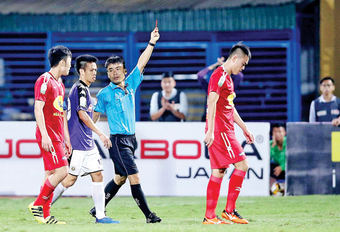 Tăng Tiến nhận thẻ đỏ sau pha vào bóng thô bạo.