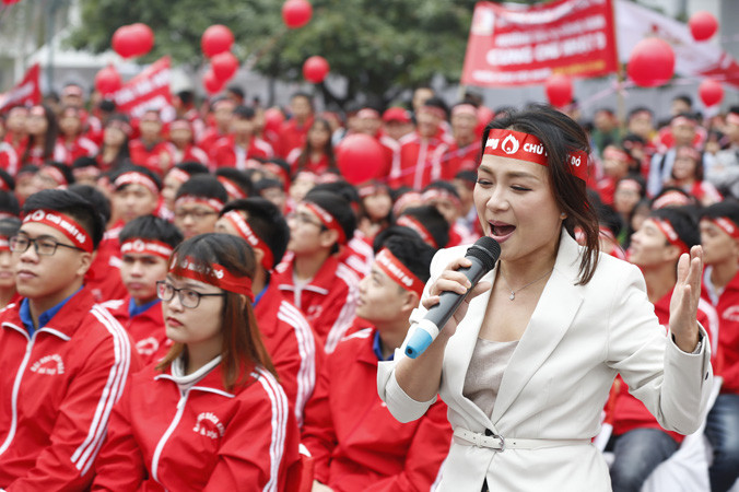 Ca sĩ Mai Trang hát trong ngày hội Chủ Nhật Đỏ tại ĐHBK Hà Nội sáng 21/1. Ảnh: Hồng Vĩnh.
