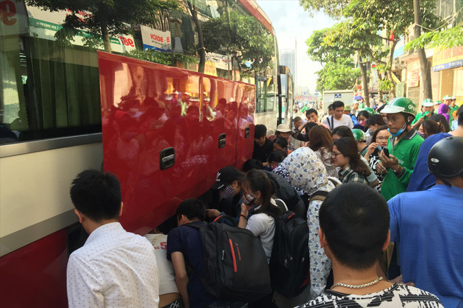 Xe khách dừng trả khách tại nút giao Trương Định - Giải Phóng gây ùn tắc. Ảnh: Nguyễn Hoàn.