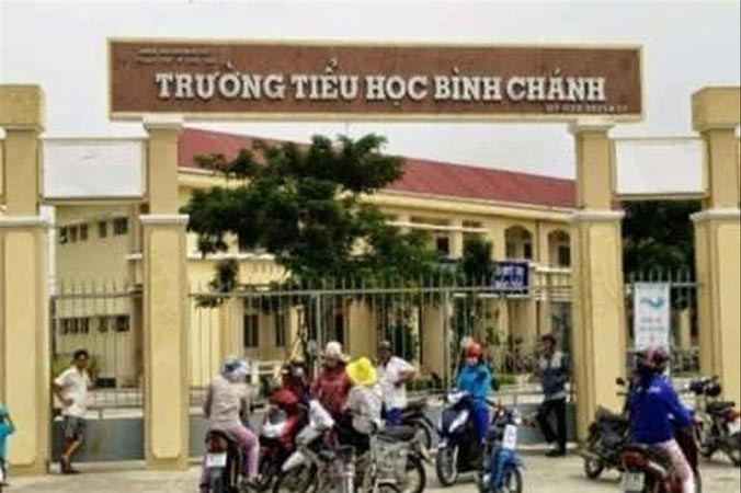 Trường Tiểu học Bình Chánh (xã Nhựt Chánh, huyện Bến Lức, tỉnh Long An) nơi xảy ra sự việc cô giáo quỳ gối xin lỗi phụ huynh học sinh gây xôn xao dư luận.