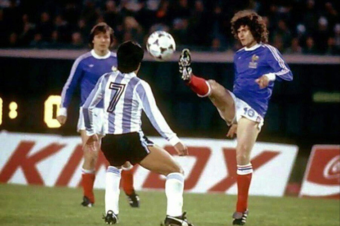 Pháp và Argentina trong một trận đối đầu.