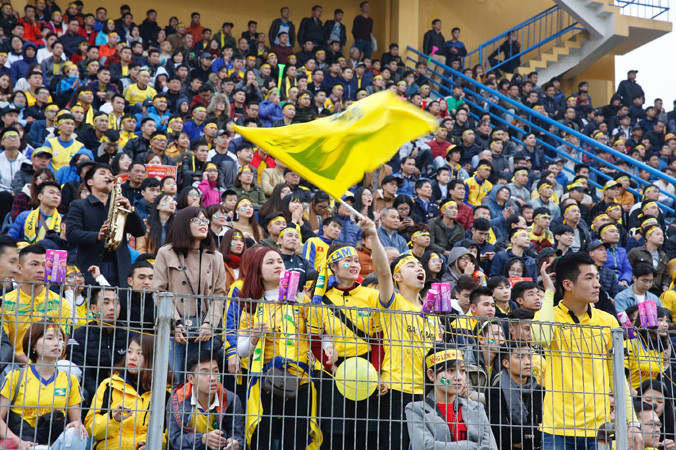 Khán giả phủ kín các khán đài sân Hàng Đẫy.