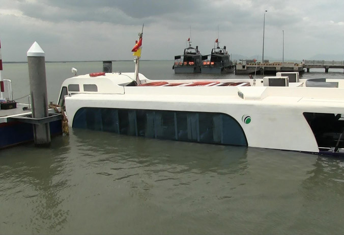 Tàu cao tốc bị chìm khi đang chở khách.