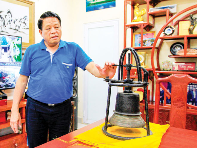 Ông Hồng luôn xem chiếc chuông tàu điện xưa như bảo vật, thi thoảng ông lại mang ra lau chùi, rồi ấn để nghe lại những tiếng “leng keng…” một thời.