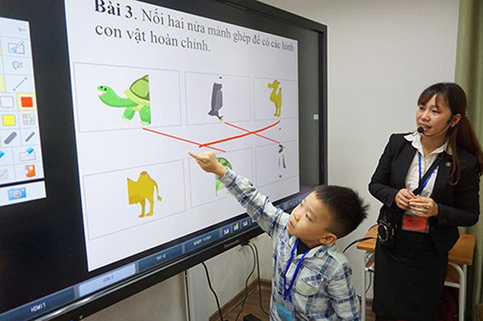 Học sinh học trải nghiệm tại Trường tiểu học Archimedes Academy Hà Nội.