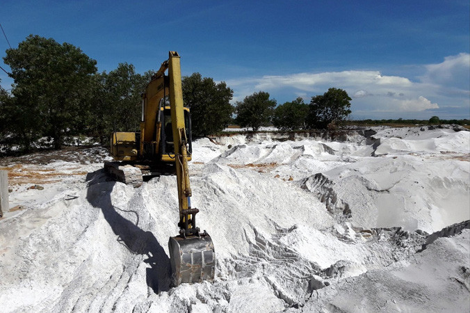 Ngoài xúc cát thô vùng mỏ đem bán rồi án binh bất động, dự án xây dựng nhà máy chế biến và sản xuất các sản phẩm tinh từ cát trắng của Cty Việt Phương đặt tại KCN Phong Điền cứ dậm chân tại chỗ.