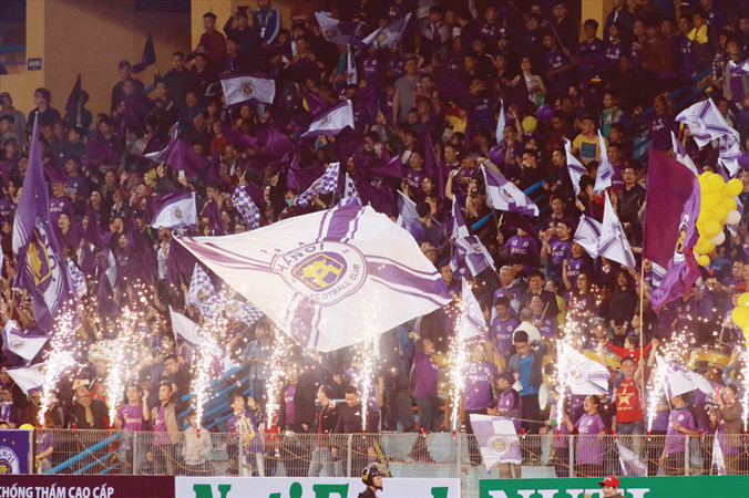 Khán giả và bản quyền truyền hình là 2 “kênh” tạo nguồn thu lớn cho bóng đá chuyên nghiệp. Ảnh: VSI.