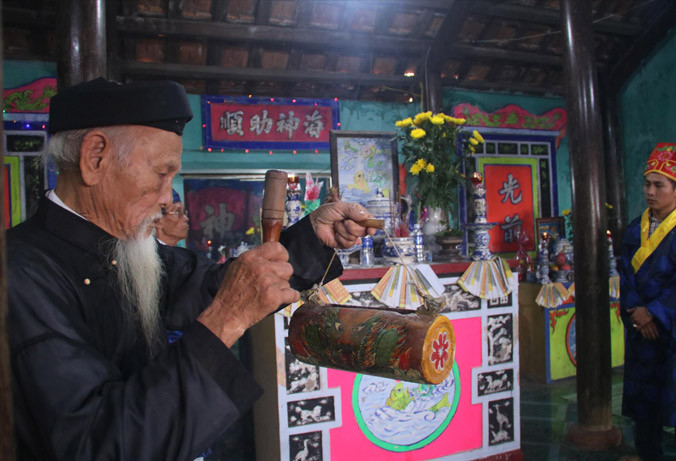 Tiếng mõ khai lễ cầu ngư làng Nam Ô nhắc nhở bao điều. Ảnh: Nguyễn Thành.