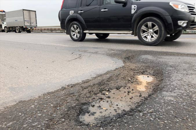 Ngoài 100 tỷ đồng sửa chữa, sau đó mỗi năm Bộ GTVT phải chi cả tỷ đồng để khắc phục hư hỏng mặt cầu Thăng Long.