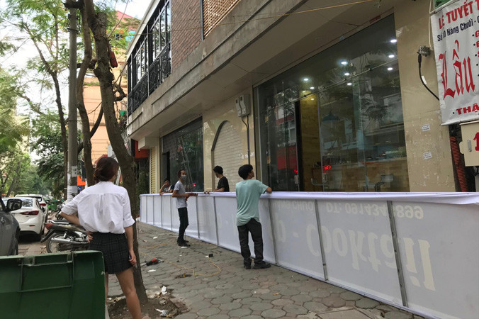 Công trình nhiều lần vi phạm trật tự xây dựng tại số 10 Hàng Chuối.Ảnh: Hà Anh.