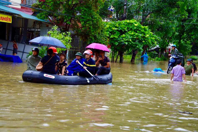 Các lực lượng tỉnh Hà Giang phải dùng xuồng chuyên dụng đưa đón học sinh đến điểm thi THPT hôm qua.