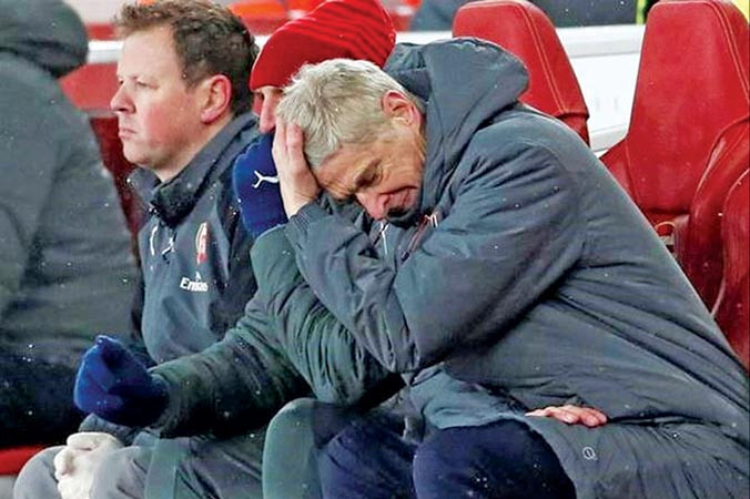 Nỗi thất vọng của HLV Wenger trên băng ghế huấn luyện.