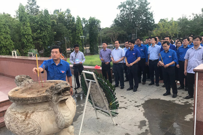 Bí thư thứ nhất Lê Quốc Phong và Ban Thường vụ dâng hương tại Đài tưởng niệm các anh hùng, liệt sĩ Côn Đảo.