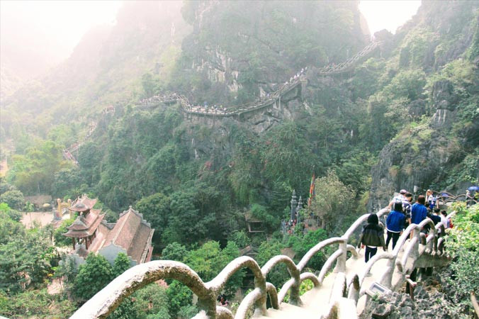 Đoàn thanh tra Bộ VHTTDL yêu cầu sớm tháo dỡ công trình trái phép nằm ngay lõi di sản Tràng An. Ảnh: Minh Đức.