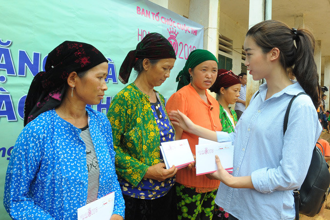Hoa hậu Đỗ Mỹ Linh trao quà cho các hộ dân bị lũ cuốn mất nhà tại xã Lùng Tám.