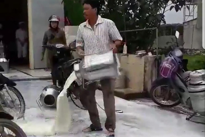 Anh Đức đổ sữa trước Trạm trung chuyển sữa tươi Vinamilk (ảnh cắt từ clip).