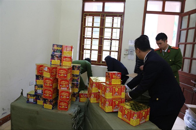 Các lực lượng chức năng Lạng Sơn bắt giữ pháo nhập lậu. Ảnh: M.A