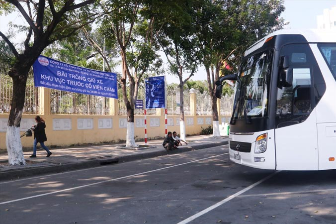 Khu vực trước Cổ Viện Chàm (quận Hải Châu) 1 trong 3 bãi giữ xe được giao cho Cty CP Đầu tư và Thương mại Thái Lâm tiến hành thu phí trông giữ xe. Ảnh: Nguyễn Thành.