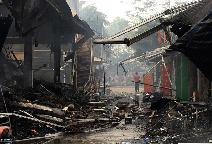 Chợ Quang ngổn ngang sau vụ cháy. Ảnh: Thanh Hà.