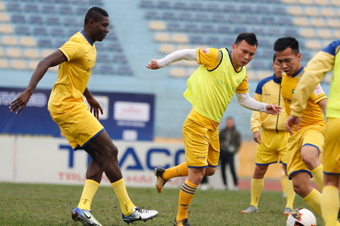 Đội Sông Lam Nghệ An tập luyện trên sân vận động Hàng Đẫy, Hà Nội. Ảnh: Hồng Vĩnh.