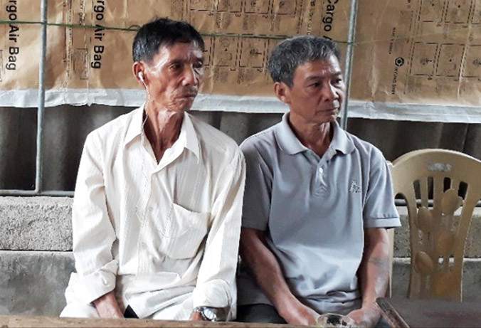 Ông Nam (áo trắng) và em trai.