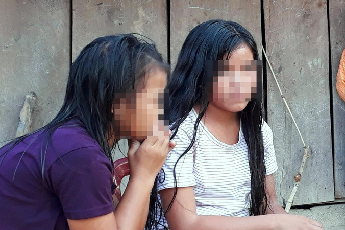 Hai em Ca và A vừa trở về từ cơ sở may mặc.