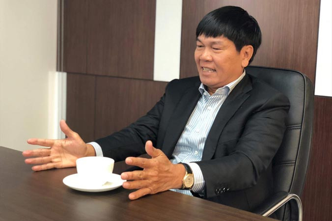 Phòng làm việc với bàn làm việc đơn giản của tỷ phú Trần Đình Long, nơi các phòng ban khi cần có thể “mượn” để làm nơi họp.