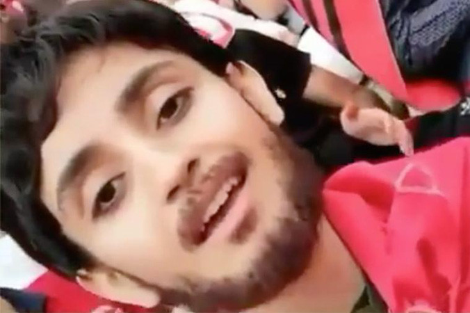 Nữ gắn thêm râu ria để giả nam.