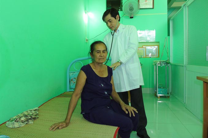 Bác sĩ Nguyên khám bệnh cho bà Khôi. Ảnh: Kim Hà.