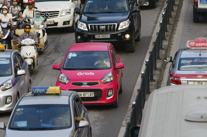 Bộ trưởng Bộ GTVT Nguyễn Văn Thể yêu cầu dự thảo nghị định mới phải quản lý được Uber, Grab. Ảnh: Như Ý