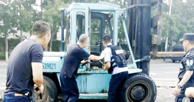 Cảnh sát buộc phải bắn chết kẻ lái xe điên cuồng lao vào đám đông.