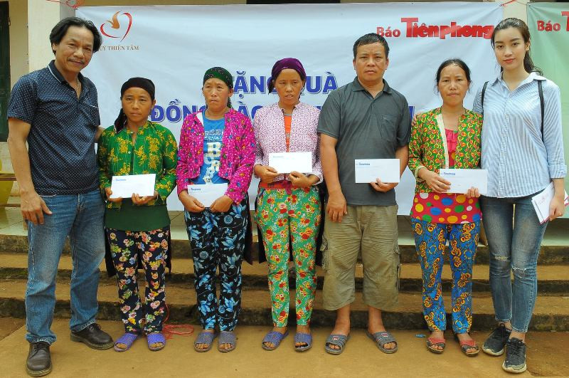 Nhà báo Lê Minh Toản và Hoa hậu Đỗ Mỹ Linh trao hỗ trợ của Quỹ Thiện Tâm tới đồng bào bị thiệt hại do mưa lũ.