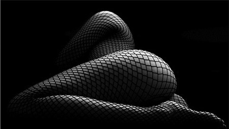 Ảnh nude trong triển lãm “Miền cổ tích”.