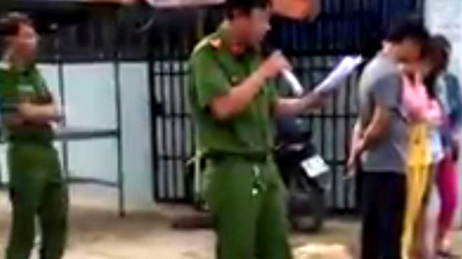 Công an xã Dương Đông- huyện đảo Phú Quốc đem người mua bán dâm ra vỉa hè bêu tên tuổi