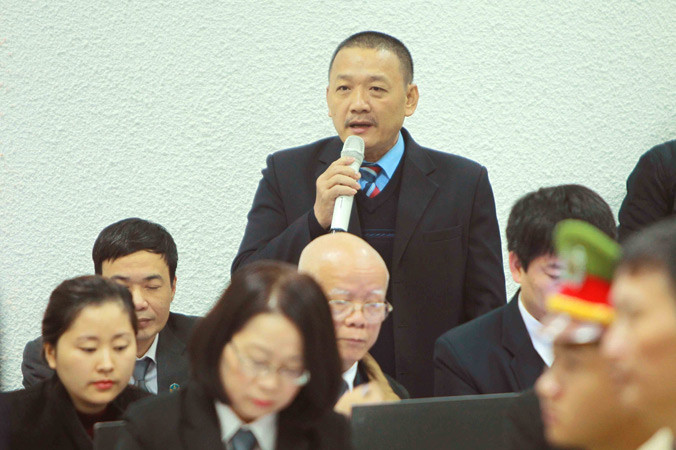 Luật sư Đinh Anh Tuấn bào chữa cho bị cáo. Ảnh: An Đăng.