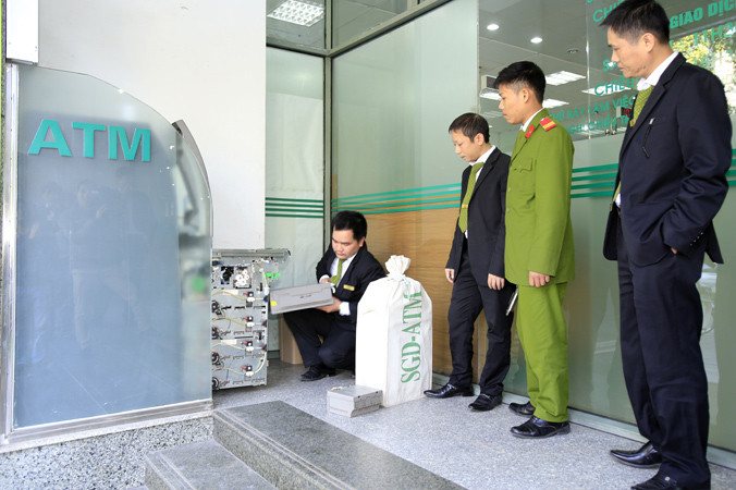 Dịp cao điểm Tết lượng tiền mặt phải chi dùng luôn tăng đột biến.