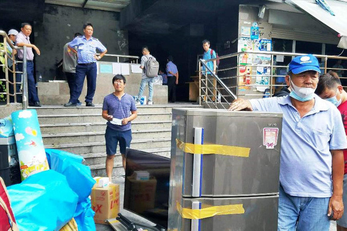 Người dân di dời tài sản đến nơi ở tạm. Ảnh: Đ.D.