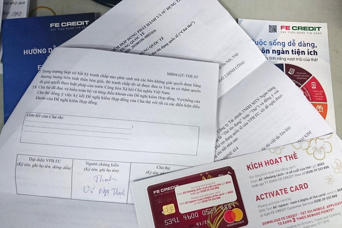 Hợp đồng mở thẻ tín dụng Fe Credit gửi cho khách hàng không có chữ ký và con dấu của công ty. Trên thẻ ghi hướng dẫn khách hàng chủ động mới kích hoạt được thẻ, nhưng thực tế không phải vậy. Ảnh: Phạm Thanh.