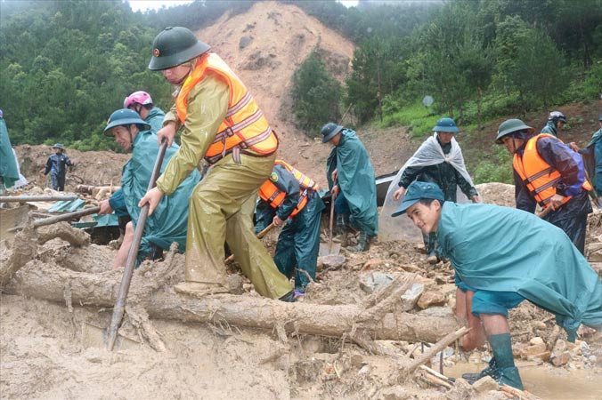Cán bộ, chiến sĩ Quân khu 2 tích cực giúp đỡ đồng bào vùng lũ Lai Châu khắc phục hậu quả thiên tai, tìm kiếm cứu nạn. Ảnh: Hồng Sáng.