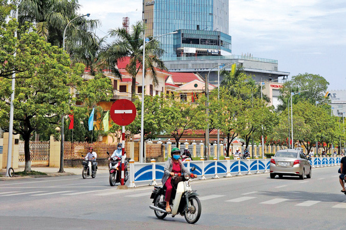 Theo chuyên gia kinh tế, vùng KTTĐ miền Trung nên để nhà đầu tư chất lượng chọn mình (trong ảnh là tòa cao ốc đang hoàn thiện thuộc một dự án trọng điểm về đầu tư tại Huế, do Tập đoàn Vingroup thực hiện).