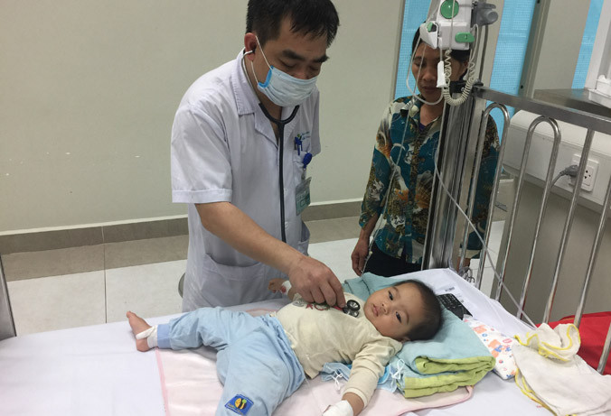 Bệnh nhi bị rối loạn ý thức, biến chứng do dùng oresol không đúng cách đang được điều trị tại Bệnh viện Nhi T.Ư.