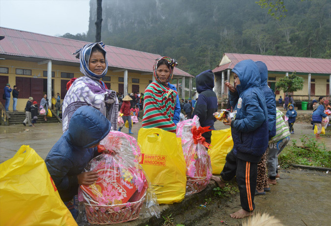Người A Rem (xã Tân Trạch, huyện Bố Trạch) phấn khởi nhận quà Tết.