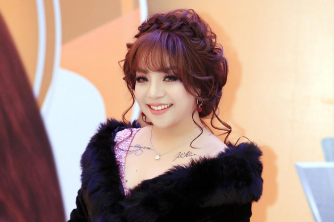 Hình ảnh ngọt ngào của Minh Chuyên khi hát nhạc Phú Quang​. Ảnh: Minh Tâm.