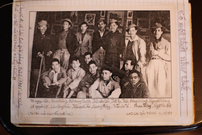 Thầy và trò khóa Mỹ thuật Kháng chiến đi vẽ và triển lãm tại Lào Cai khi thị xã vừa giải phóng tháng 1/1951- Ảnh từ sổ tay của cố họa sĩ Nguyễn Thế Vy.